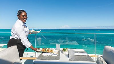 Pealgo waitor setting a table